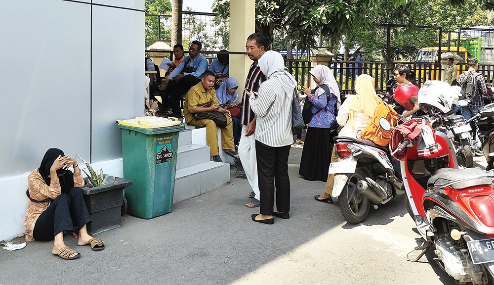 NGLESOT: Pemohon Surat Keterangan Catatan Kepolisian (SKCK) di halaman Mapolres Nganjuk