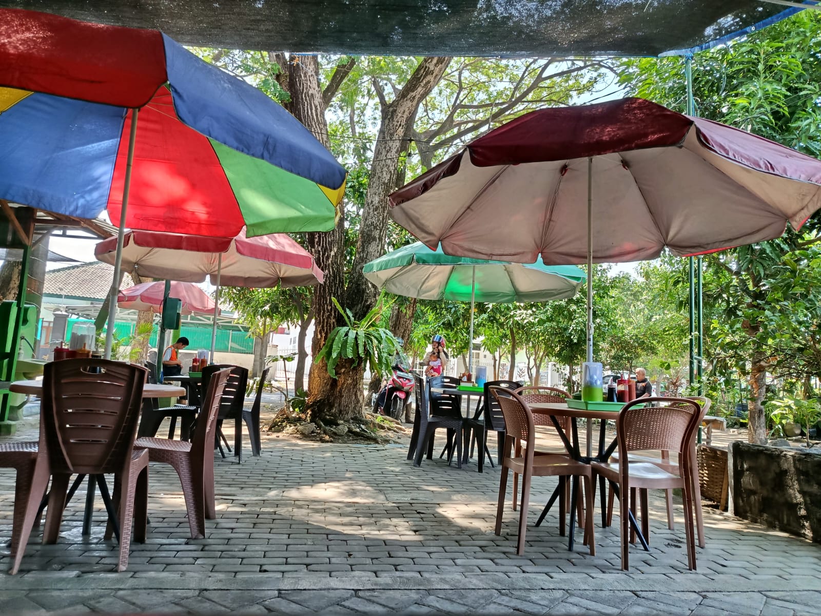 Di Pangsit Mie Ayam dan Bakso pengunjung bisa menyatap makanan di area outdoor