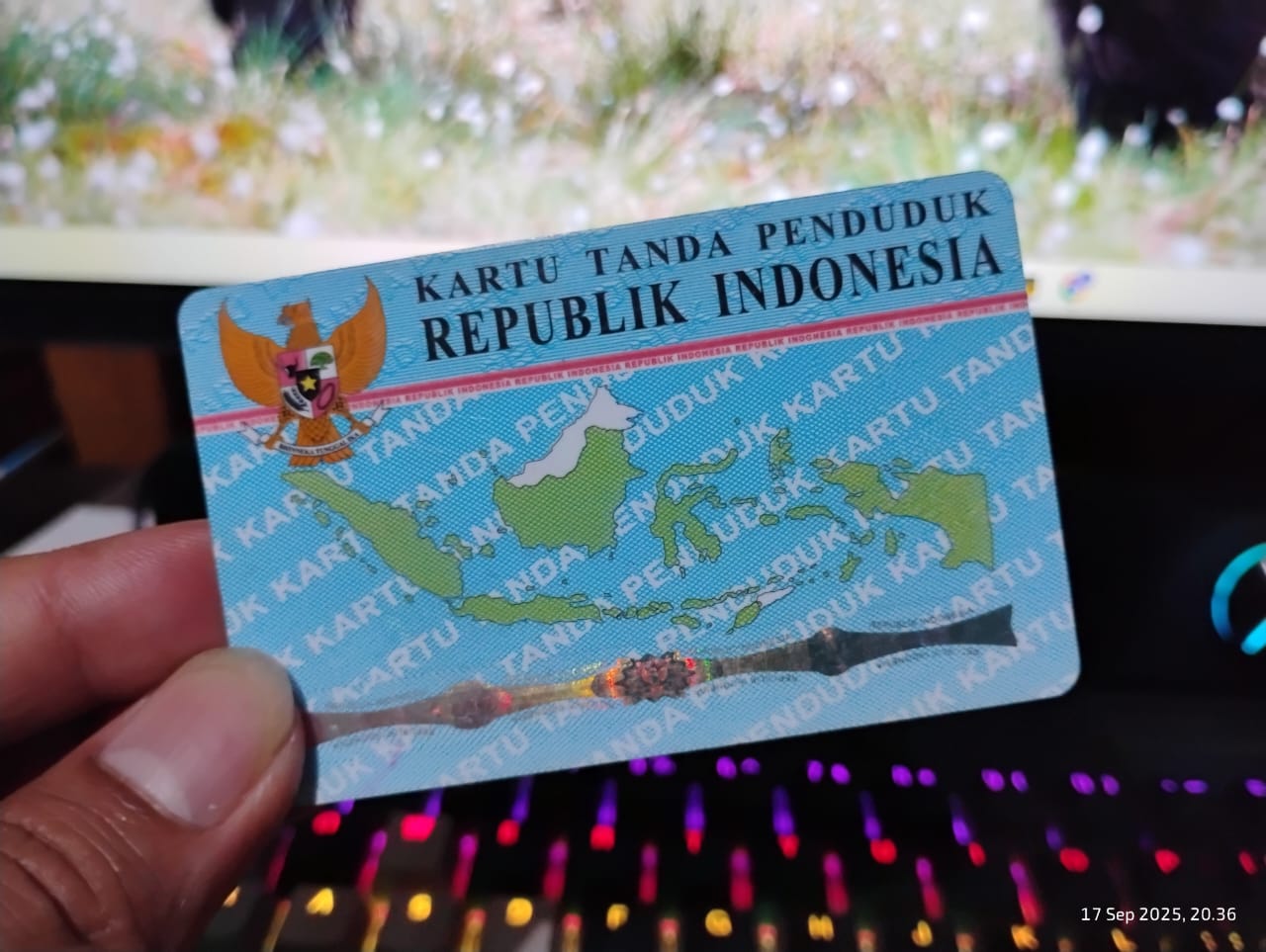Ratusan warga di Kabupaten Nganjuk memutuskan mengubah agama di Kartu Tanda Penduduk (KTP).