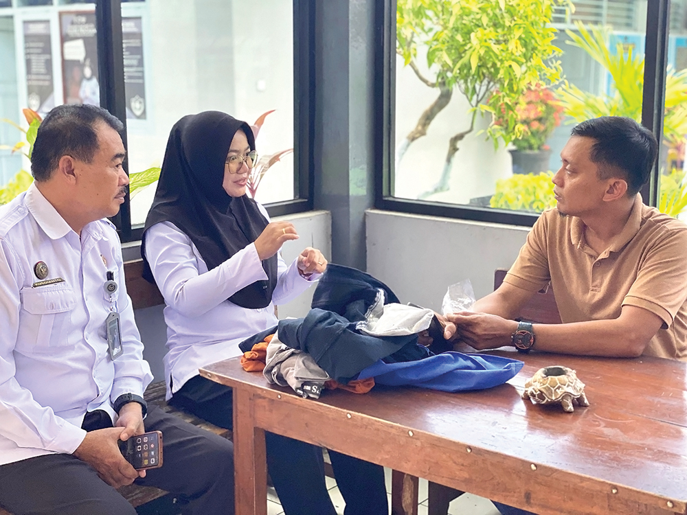 BERI PENJELASAN: Petugas Rutan Kelas IIB Nganjuk menjelaskan tentang penyelundupan sabu-sabu ke rutan yang berhasil digagalkan.