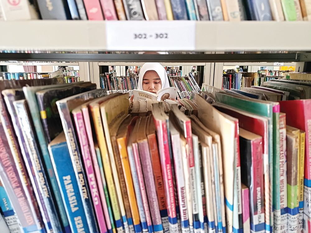 SEPI: Salah satu pelajar di Kota Angin mengunjungi Perpusatakaan Daerah (Perpusda) Kabupaten Nganjuk. Mereka ingin perpustakaan menyediakan novel dan komik untuk dibaca.