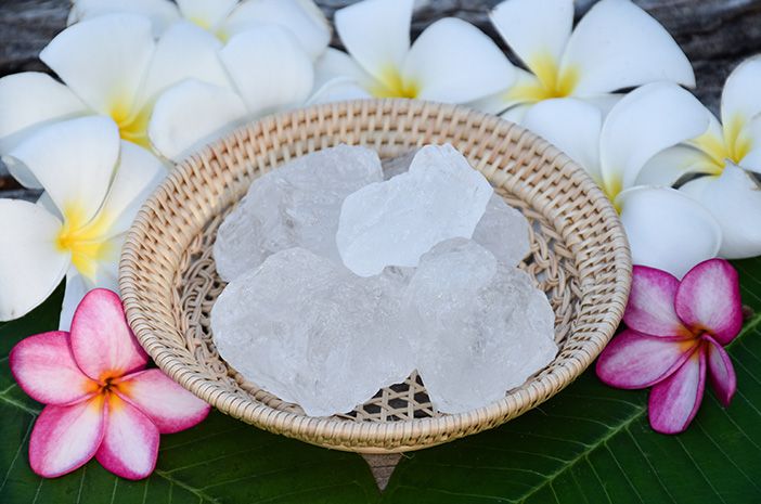 Tawas sangat disarankan untuk mengatasi bau badan dengan cara alami
