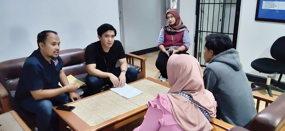 TRANSPARAN: Pegawai BRI Cabang Nganjuk menjelaskan tentang kredit bermasalah dengan jaminan atas nama Insiyah.