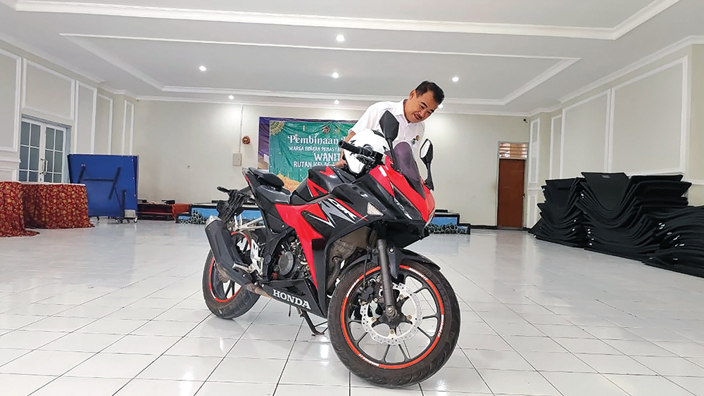 SIAPA PEMILIKNYA?: Sepeda motor Honda CBR yang tertinggal di tempat parkir Rutan Nganjuk setelah penyelundup SS kabur.