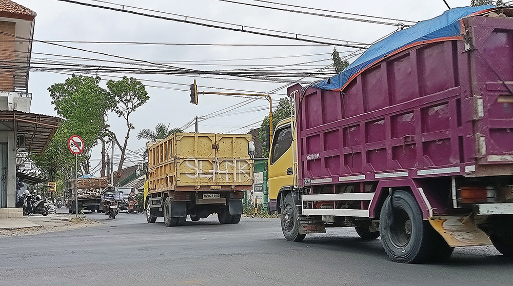 MELANGGAR: Truk bermuatan tanah uruk dan batu menerobos rambu larangan di Perempatan Loceret. Satlantas dan Dishub Nganjuk akan menggelar razia.
