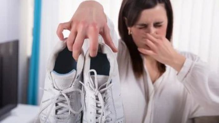 Bau Sepatu Dapat Diatasi dengan Bahan-Bahan di Rumah