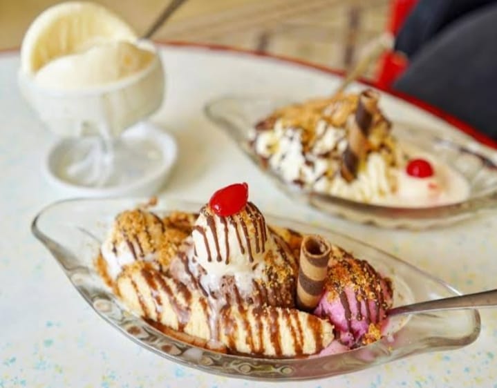 Es krim banana split dengan variasi topping yang menggoda selera.