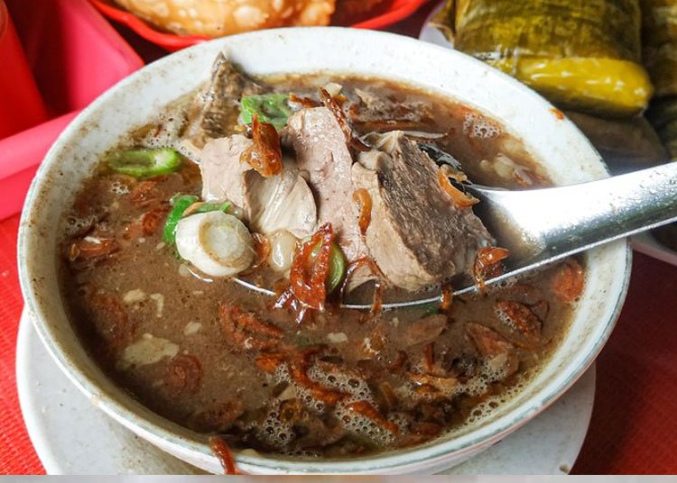 Semangkuk Coto Makassar hangat dengan kuah pekat dan taburan bawang goreng &ndash; warisan rasa Sulawesi Selatan yang tak lekang oleh waktu.