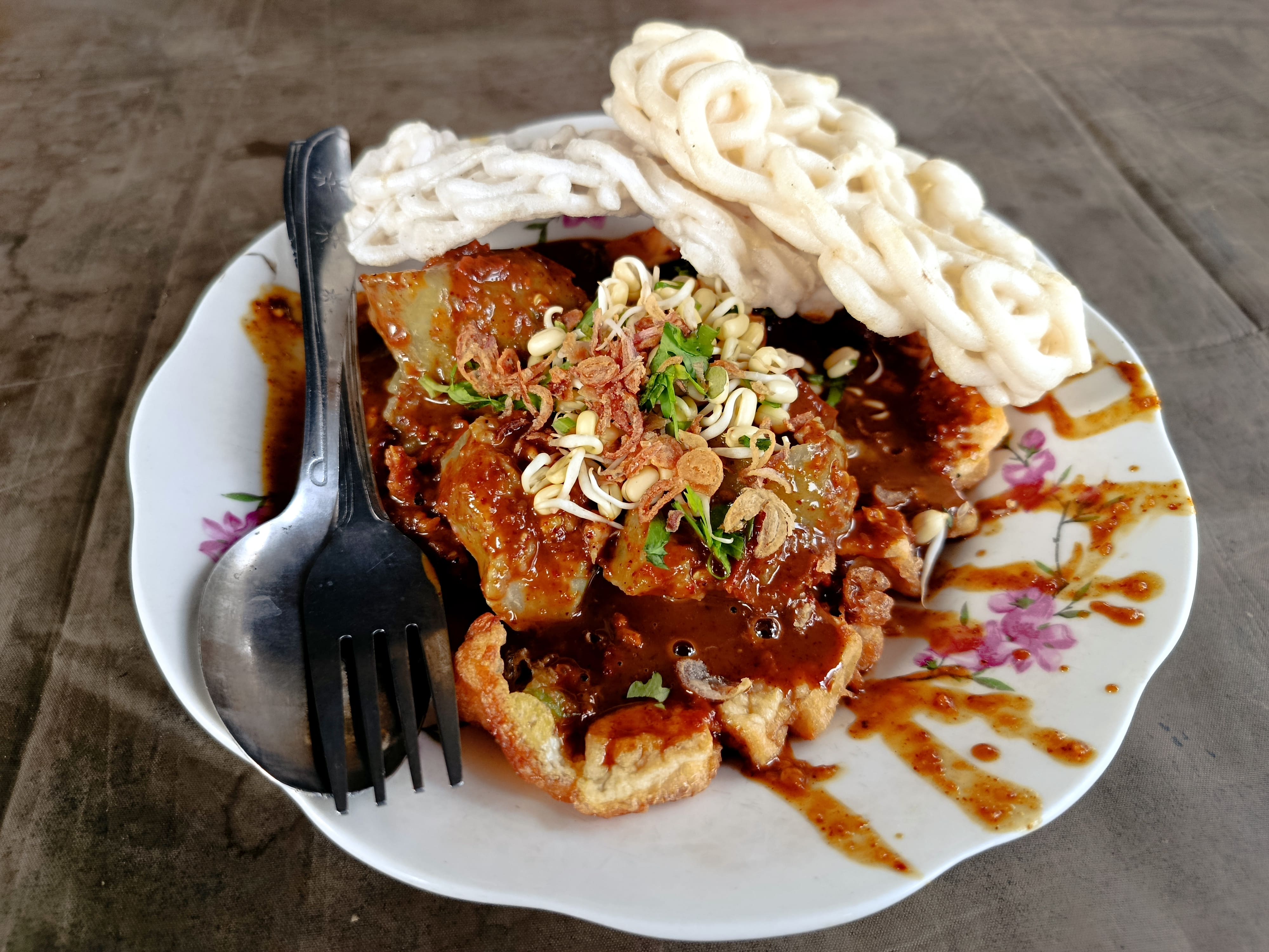 Tahu Telur Lontong adalah salah satu kuliner lezat di Kota Angin