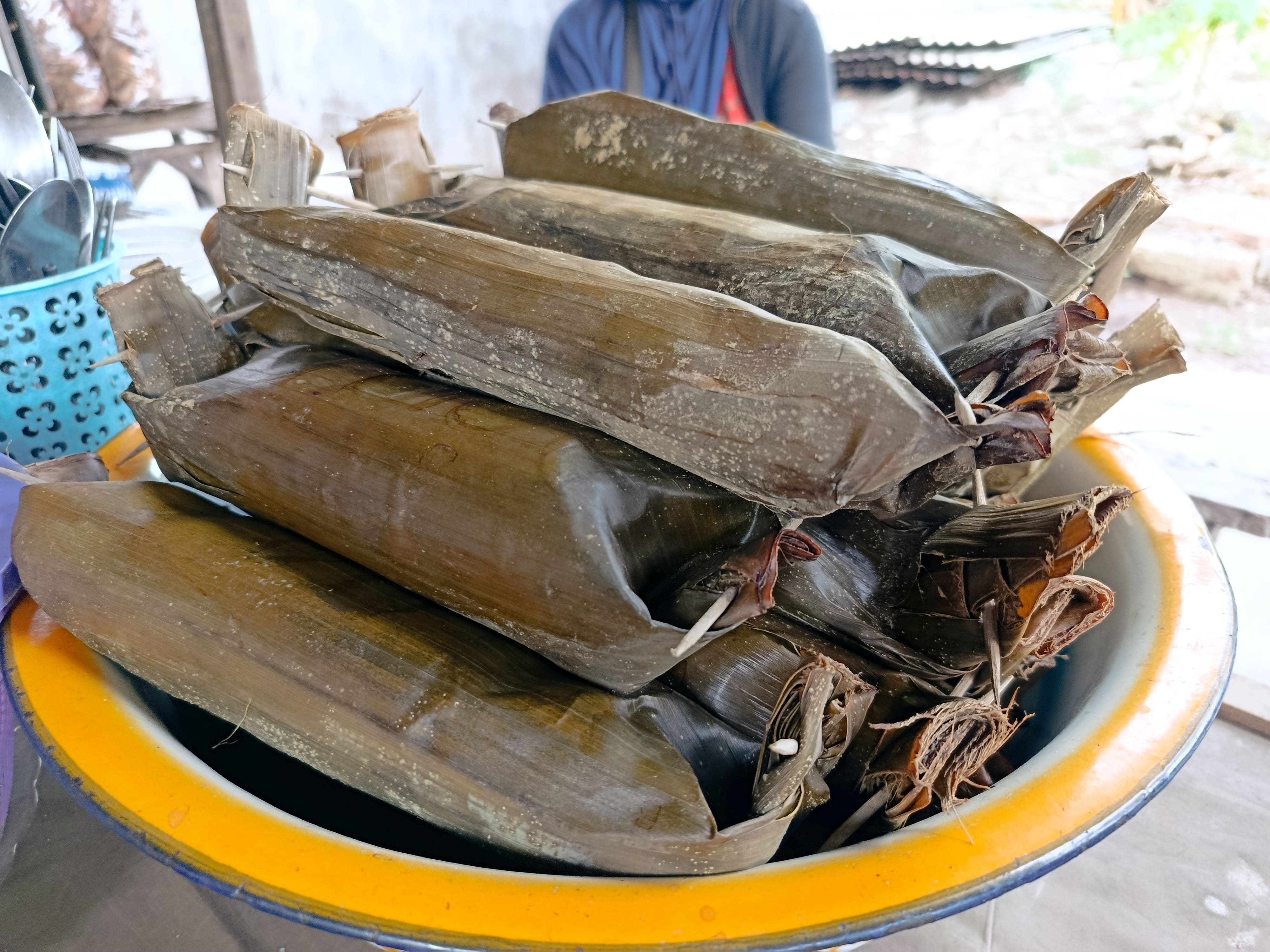 Lontong adalah salah satu kondimen yang dibuat sendiri oleh Mbal Lis