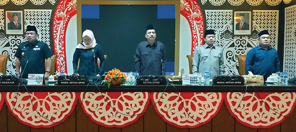KERJA KERAS: Ketua DPRD Nganjuk Tatit Heru Tjahjono saat memimpin rapat pembahasan APBD.