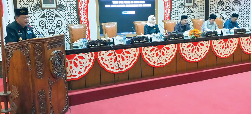 SINERGI: Bupati Marhaen Djumadi menerima usulan dari pandangan umum fraksi DPRD