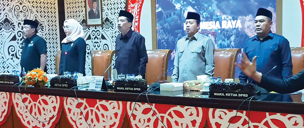 LAMPAUI TARGET: Pimpinan DPRD Nganjuk dan Bupati Marhaen menyanyikan Indonesia Raya.