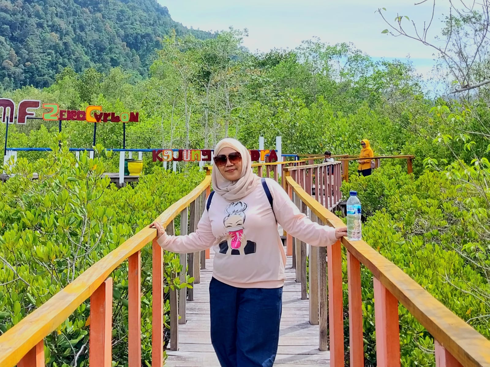 Jembatan galau di tengah Hutan Mangrove Pancer Cengkrong. (Foto: Karunia Syifa/JPRK)