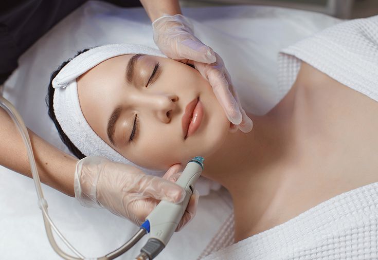 Wanita sedang perawatan wajah