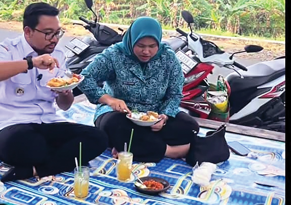NIKMAT: Wabup Handy dan istri saat makan siang di Warung Sor Talok.