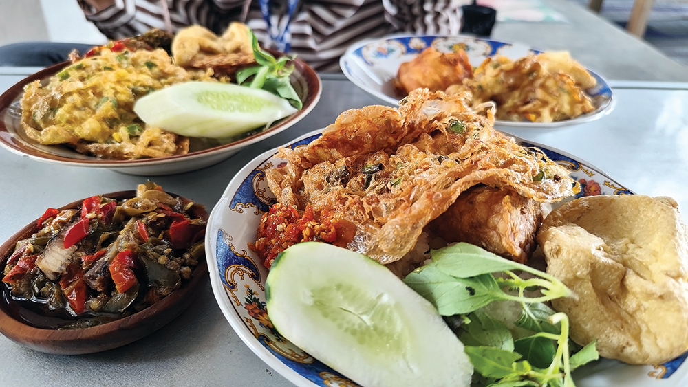 RASANYA MANTAP: Aneka sambal dan menu makanan di Warung Sor Talok menjadi idola para pejabat dan masyarakat Kabupaten Nganjuk.