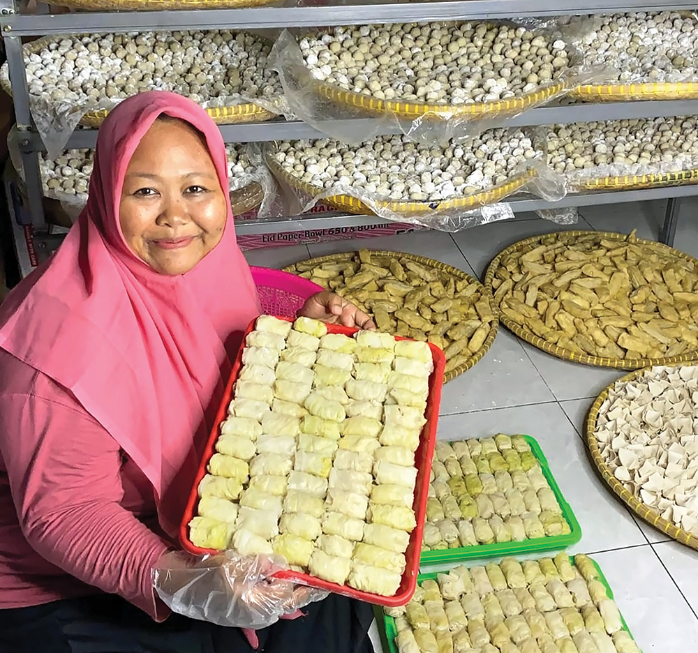 PENGUSAHA ANDAL: Umi Asih menunjukkan cilok yang siap dimasak. Dia meraup Rp 4 juta dalam sehari.