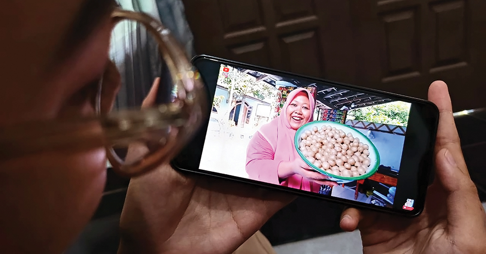 BAGI-BAGI RESEP: Konten Umi Asih di YouTube dan medsos viral.