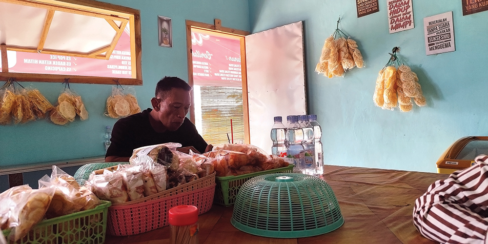 LAHAP: Pembeli menikmati aneka sambal di Warung Sor Talok.
