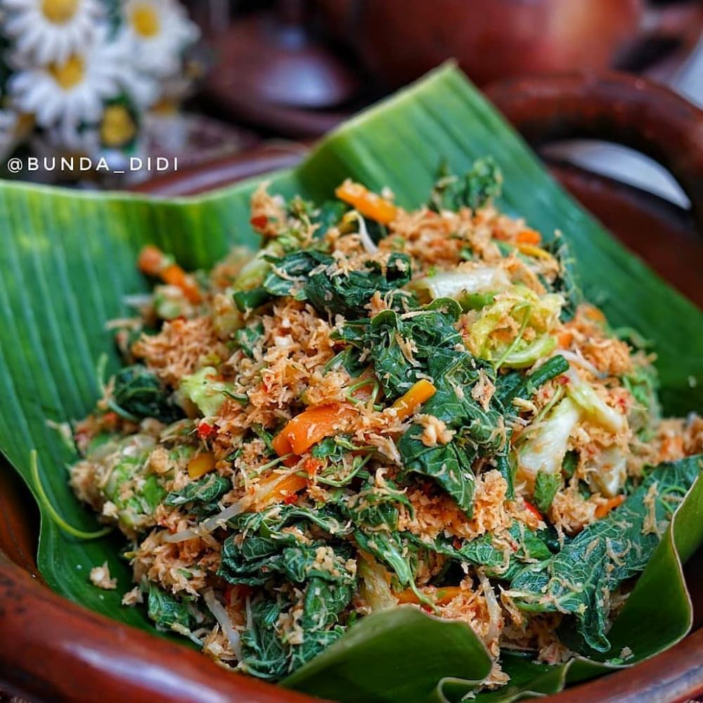 Jukut Urap Bali &ndash; segarnya sayuran berpadu dengan gurihnya kelapa parut berbumbu, pelengkap sempurna nasi campur khas Pulau Dewata.