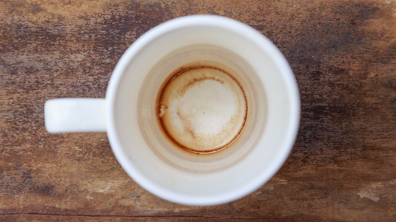 Noda Kopi dan Teh pada Cangkir Cenderung Susah Dibersihkan