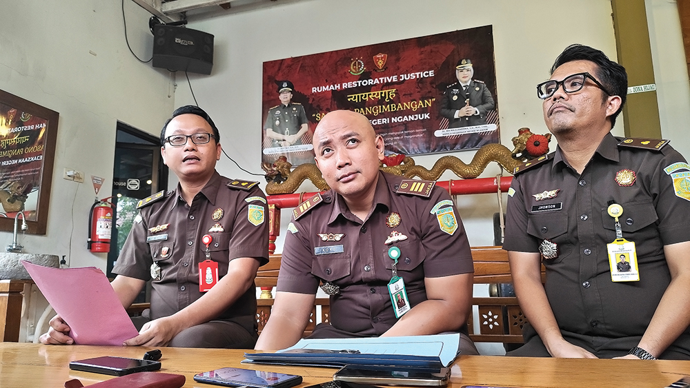 BEBERKAN BUKTI: Kasi Pidana Khusus (Pidsus) Kejari Nganjuk Yan Aswari saat menjelaskan tentang modus dugaan korupsi Kades Dadapan.