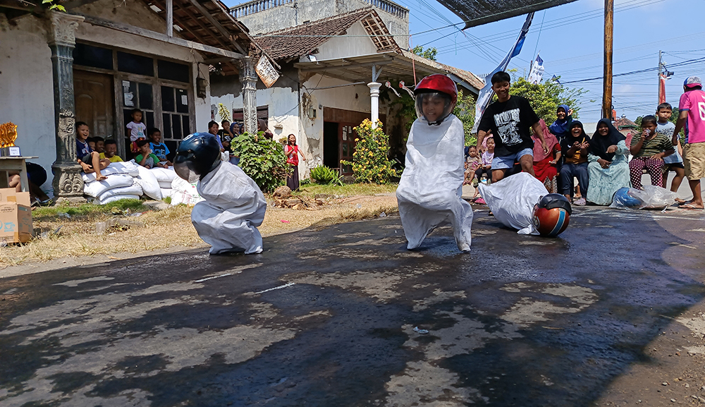 Anak-anak di Desa Gondanglegi, Kecamatan Prambon merayakan HUT Ke-80 Kemerdekaan RI di bulan September.