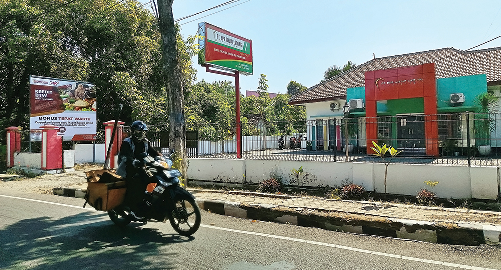 BUMD: Pengendara sepeda motor melintas di depan kantor BPR Anjuk Ladang. Pendaftar komisaris BPR masih nol.