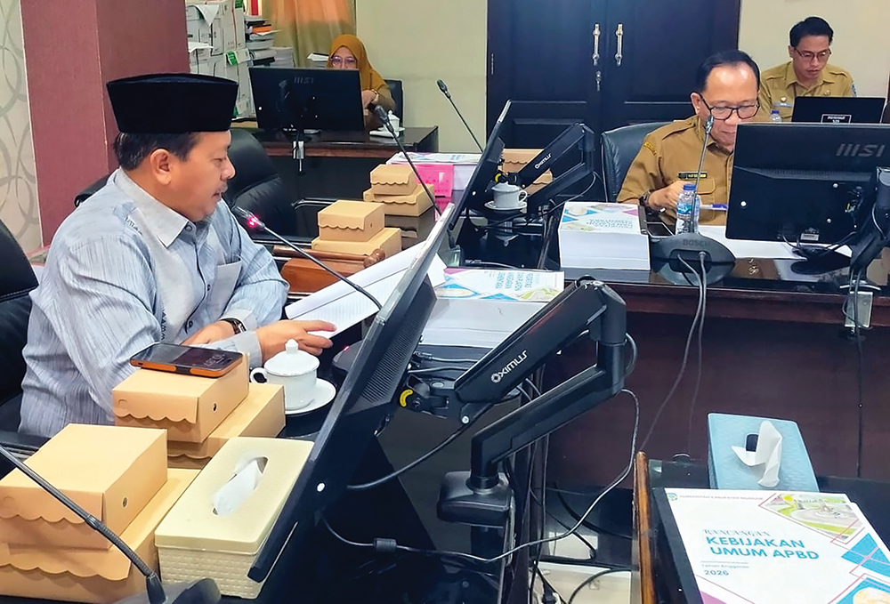 BAHAS INTENSIF: Wakil Ketua DPRD Ulum Basthomi saat bahas KUA-PPAS APBD 2026.