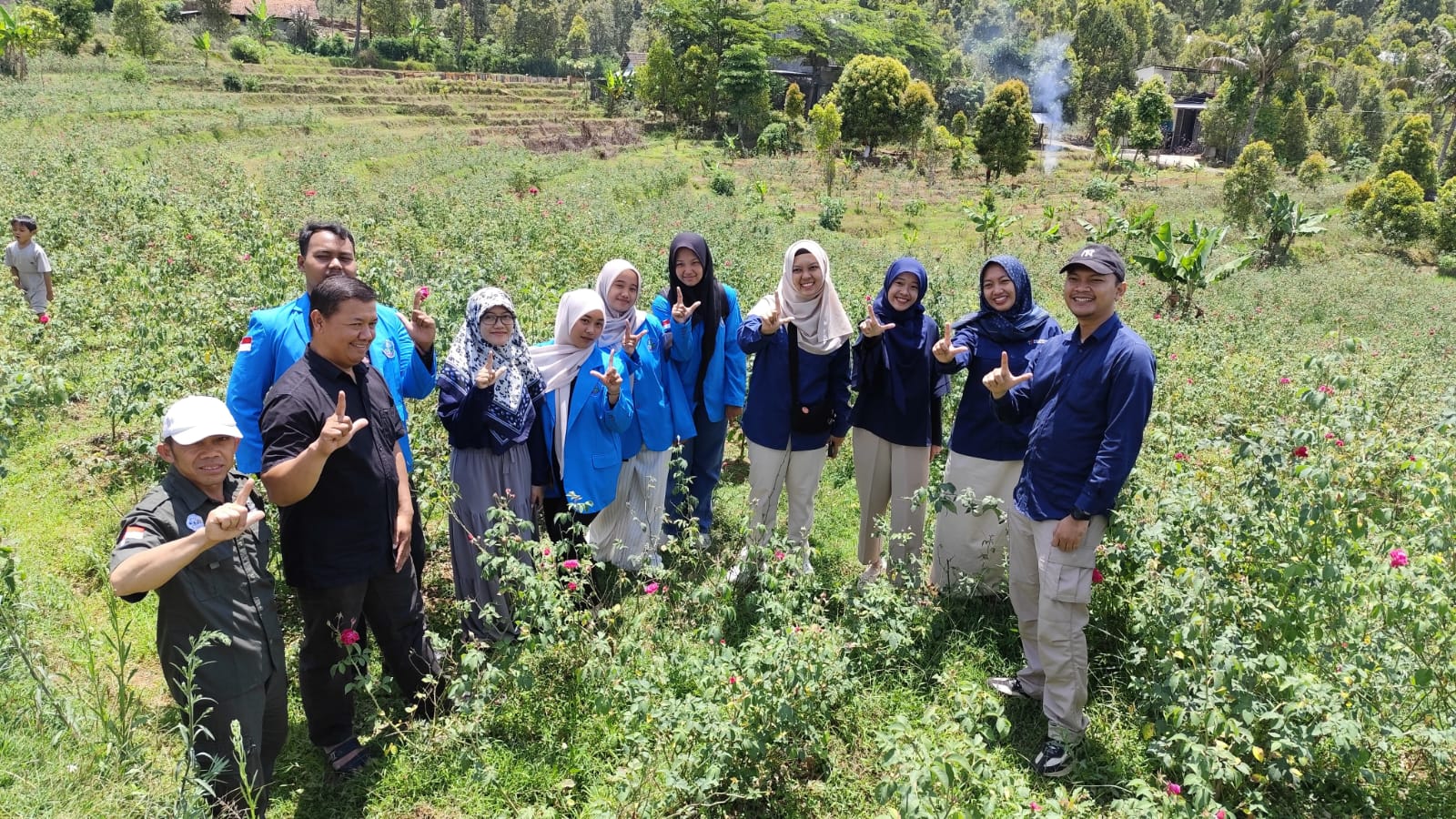 Politeknik Negeri Jember Beri Pelatihan Petani Mawar di Nganjuk untuk Tingkatkan Produksi Atsiri dan Pemasaran Digital
