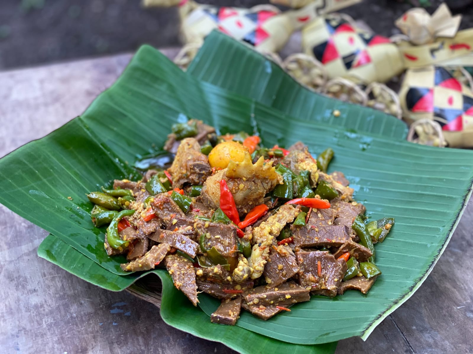 Masakan rebung (tunas bambu muda) pedas disajikan di atas daun pisang.