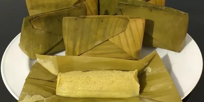 Manisnya pas, lembutnya bikin nagih! Barongko khas Makassar siap temani waktu santai Anda.