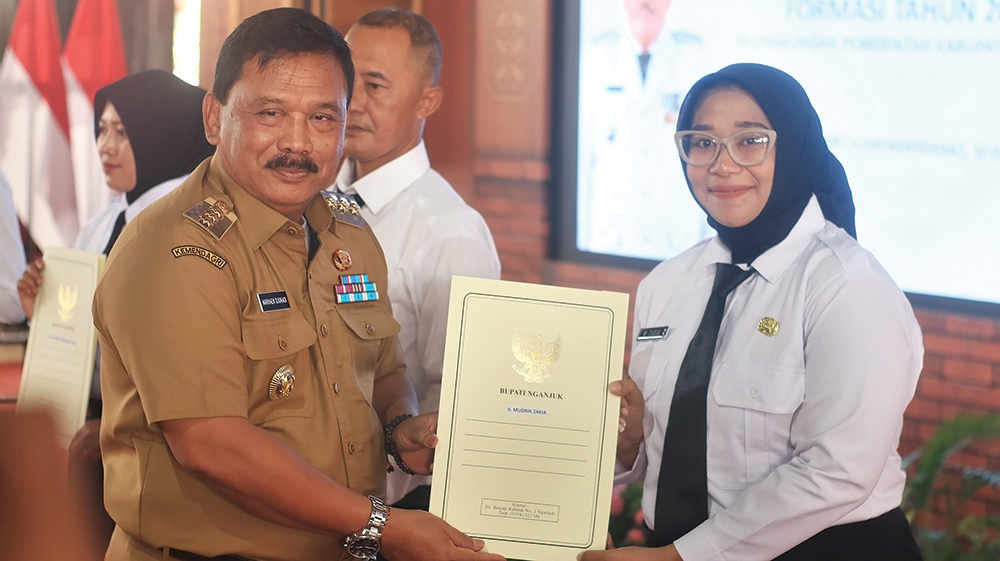 MENUNGGU: Bupati Marhaen saat serahkan SK PPPK. Calon PPPK paruh waktu akan dapat NIP akhir bulan ini.