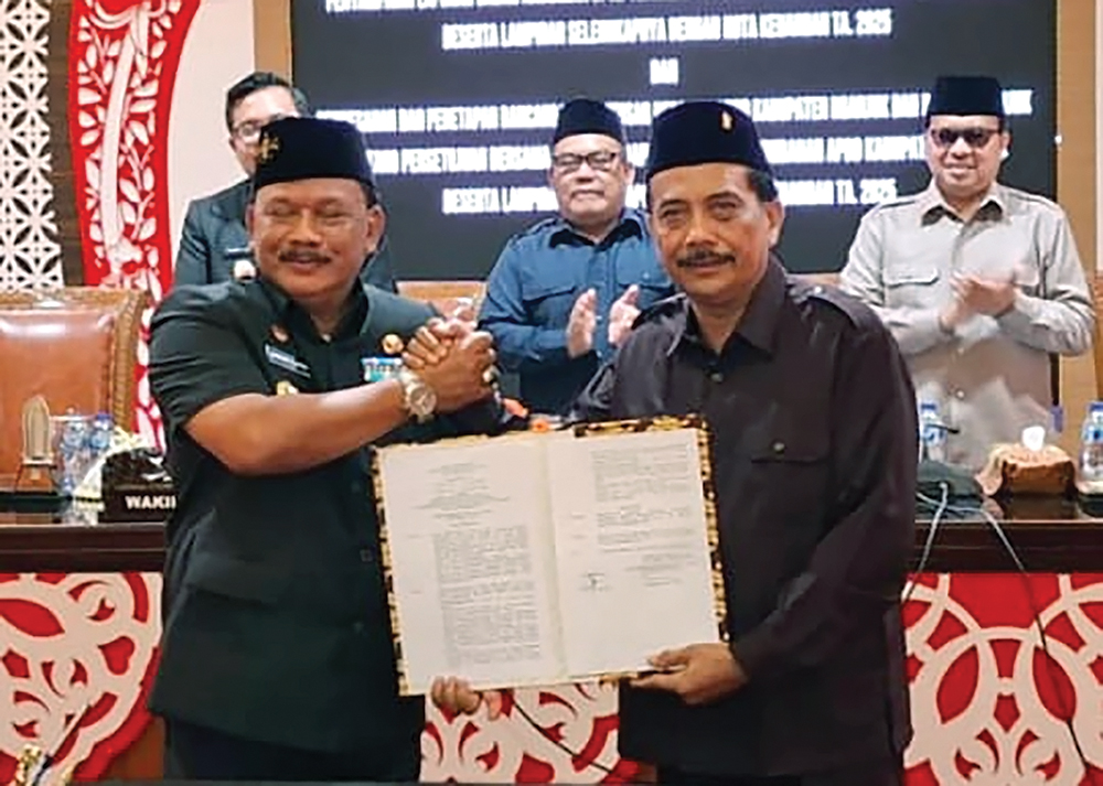 SINERGI: Ketua DPRD Tatit Heru Tjahjono dan Bupati Marhaen saat rapat paripurna.