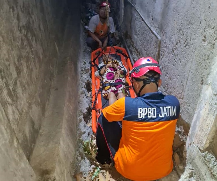 BPBD Kabupaten Nganjuk saat melakukan evakuasi pada seorang lansia yang terjatuh dan terjepit di sebuah gang
