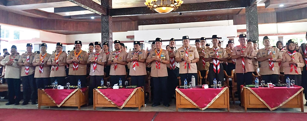 UNTUK KOTA ANGIN: Pak Tatit foto bersama setelah pelantikan di Pendapa KRT Sosrokoesoemo (23/9).