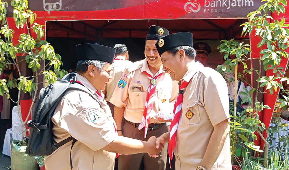 GAYENG: Pak Tatit (kanan) bersalaman saat pelantikan Mabicab Pramuka Kwarcab Nganjuk.