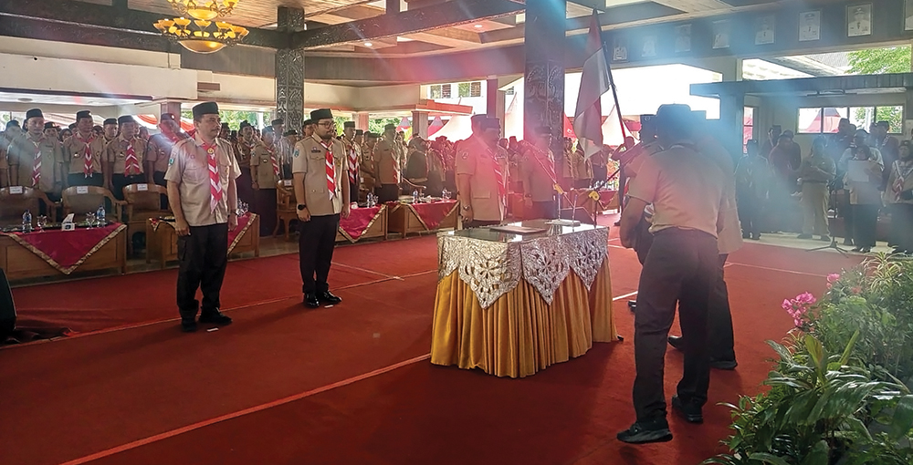 PELANTIKAN: Ketua DPRD Tatit Heru Tjahjono dilantik menjadi Majelis Pembina Cabang (Mabicab) Gerakan Pramuka Kwartir Cabang (Kwarcab) Nganjuk periode 2025-2030.