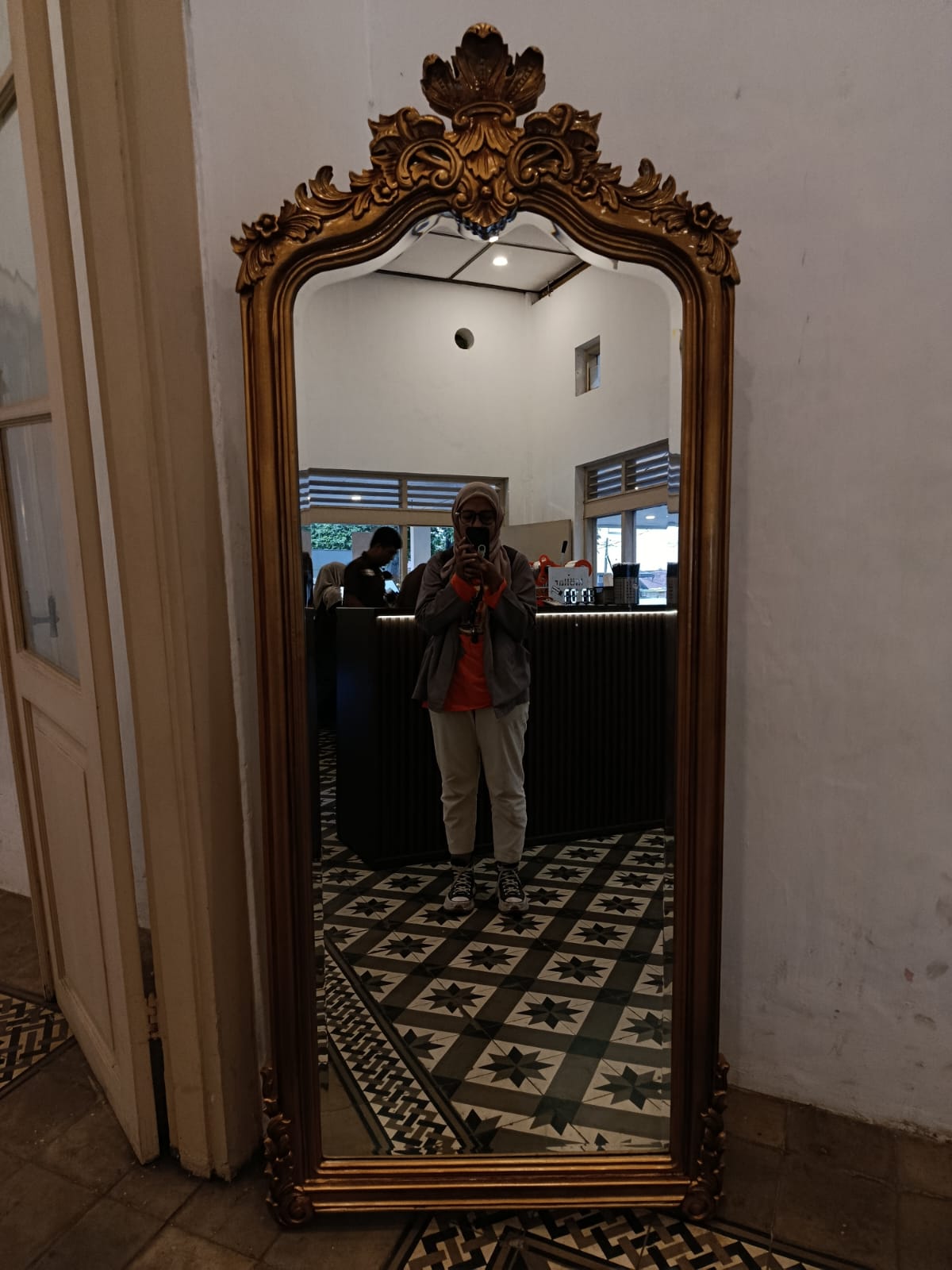 Standing mirror menjadi salah satu spot foto yang disukai pengunjung perempuan