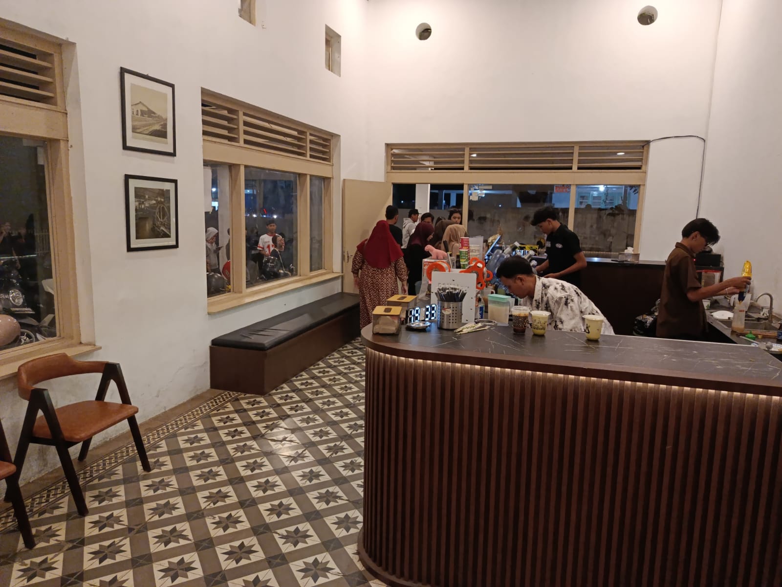 Didalam cafe terdapat banyak hiasan vintage