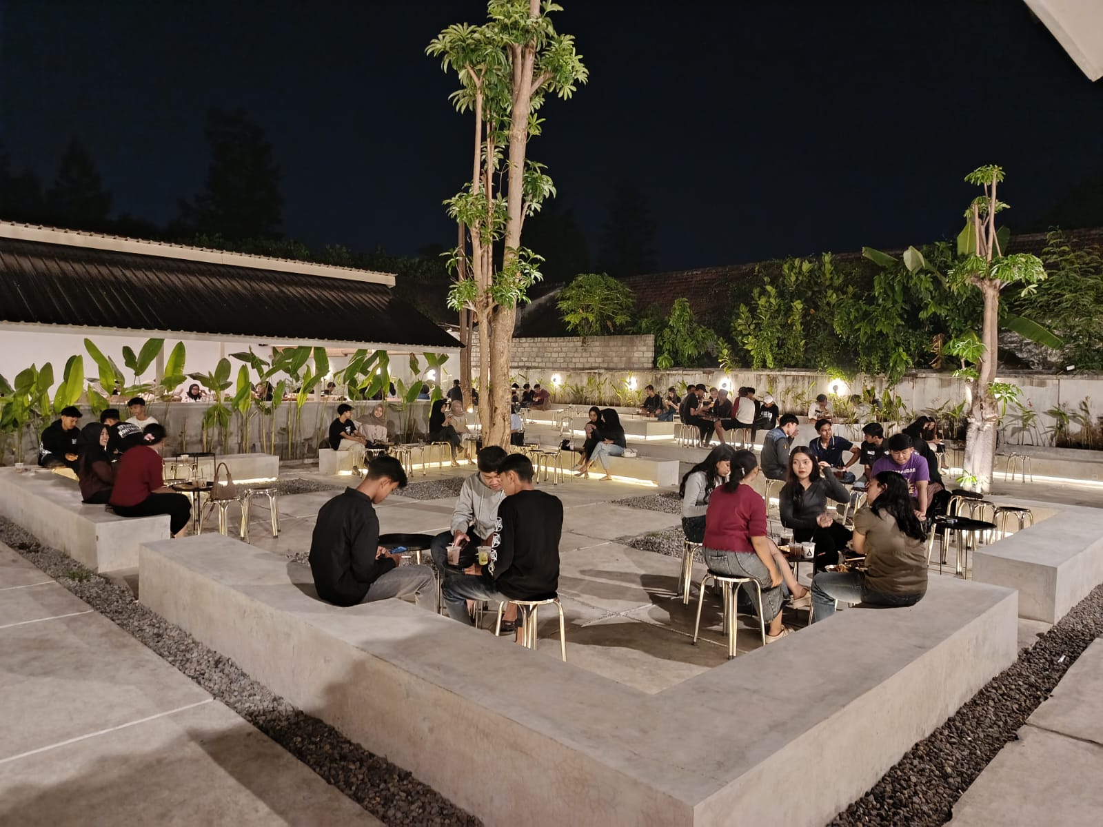 Kondisi outdoor cafe antheng yang cocok buat kongkow