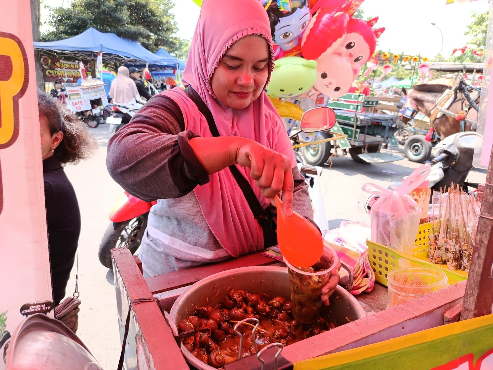 Yeti salah satu penjual olahan kreco di wilayah monumen simpang lima gumul
