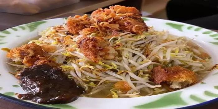lontong balap khas Sidoarjo lengkap dengan tahu, lentho, dan kuah segar.