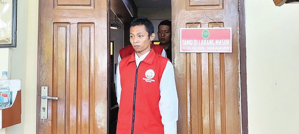 PERAMPOK TOKO MODERN: Agil Ahmad Fathoni keluar ruang sidang di Pengadilan Negeri Nganjuk. Dia beraksi dengan menodong karyawan Alfamart dengan pisau.