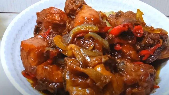Ayam kecap manis gurih dengan potongan cabai dan bawang, bikin nasi cepat habis