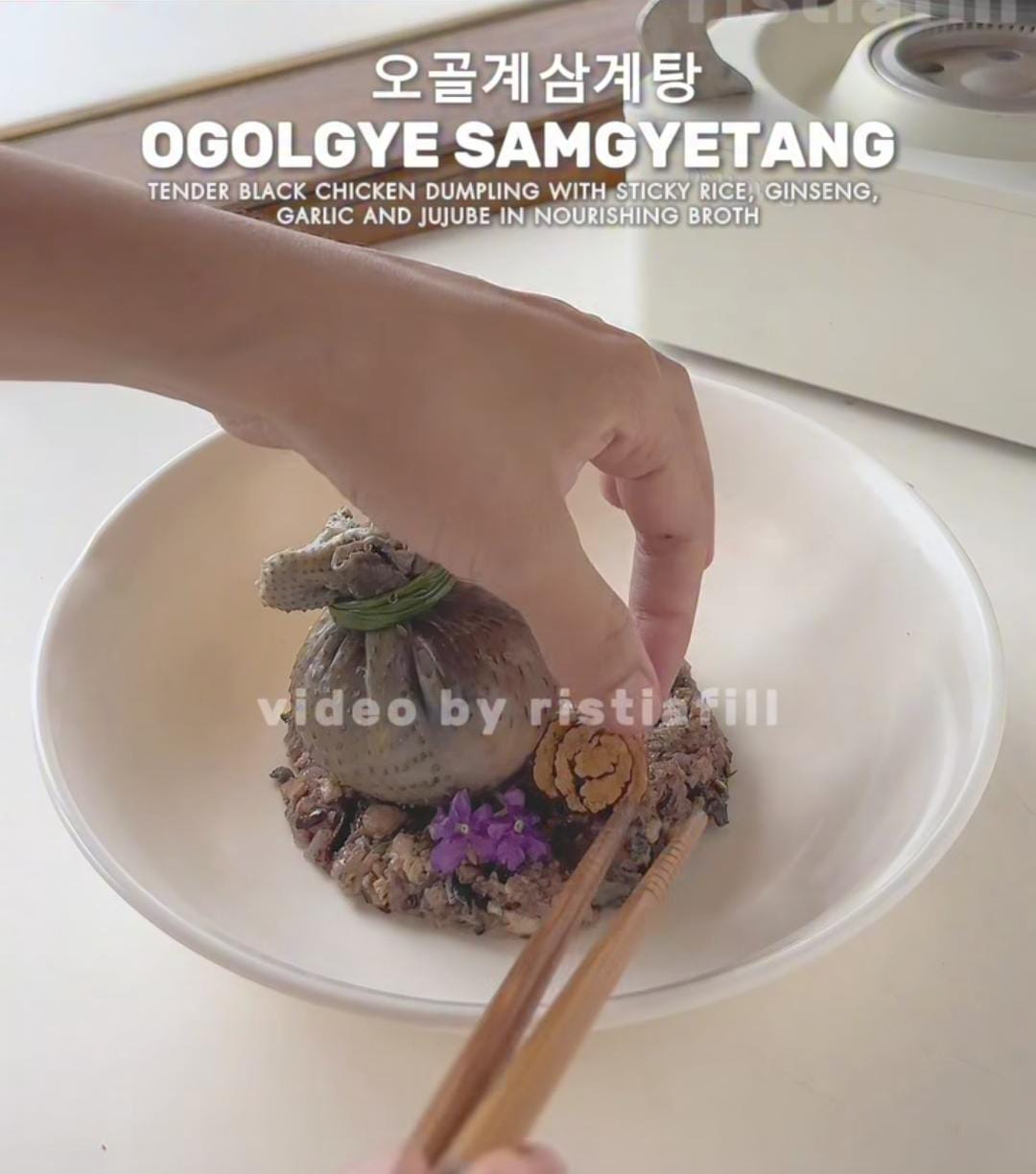 Ogolgye Samgyetang adalah salah satu hidangan di drama bon appetit your majesty