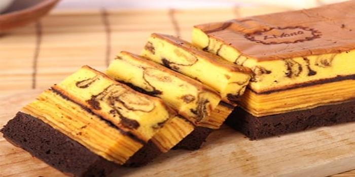 Lapis Legit Livana tampil cantik dengan lapisan cokelat dan kuning keemasan yang menggoda.
