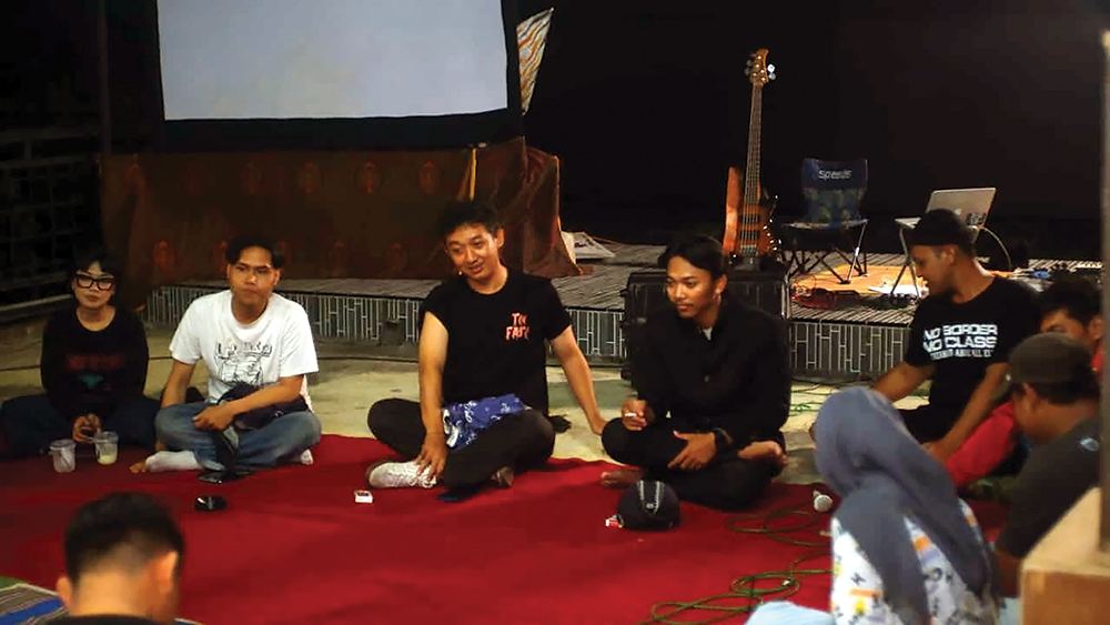 EVALUASI: Joko Adi Pranowo, sebagai dalang (empat dari kiri) selalu mengajak diskusi setelah pertunjukan wayang kulit masa kini.