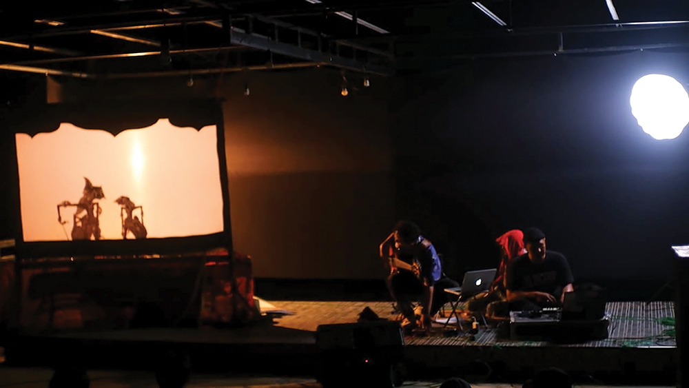 SELARAS: Musik modern mengiringi pertunjukan wayang kulit.